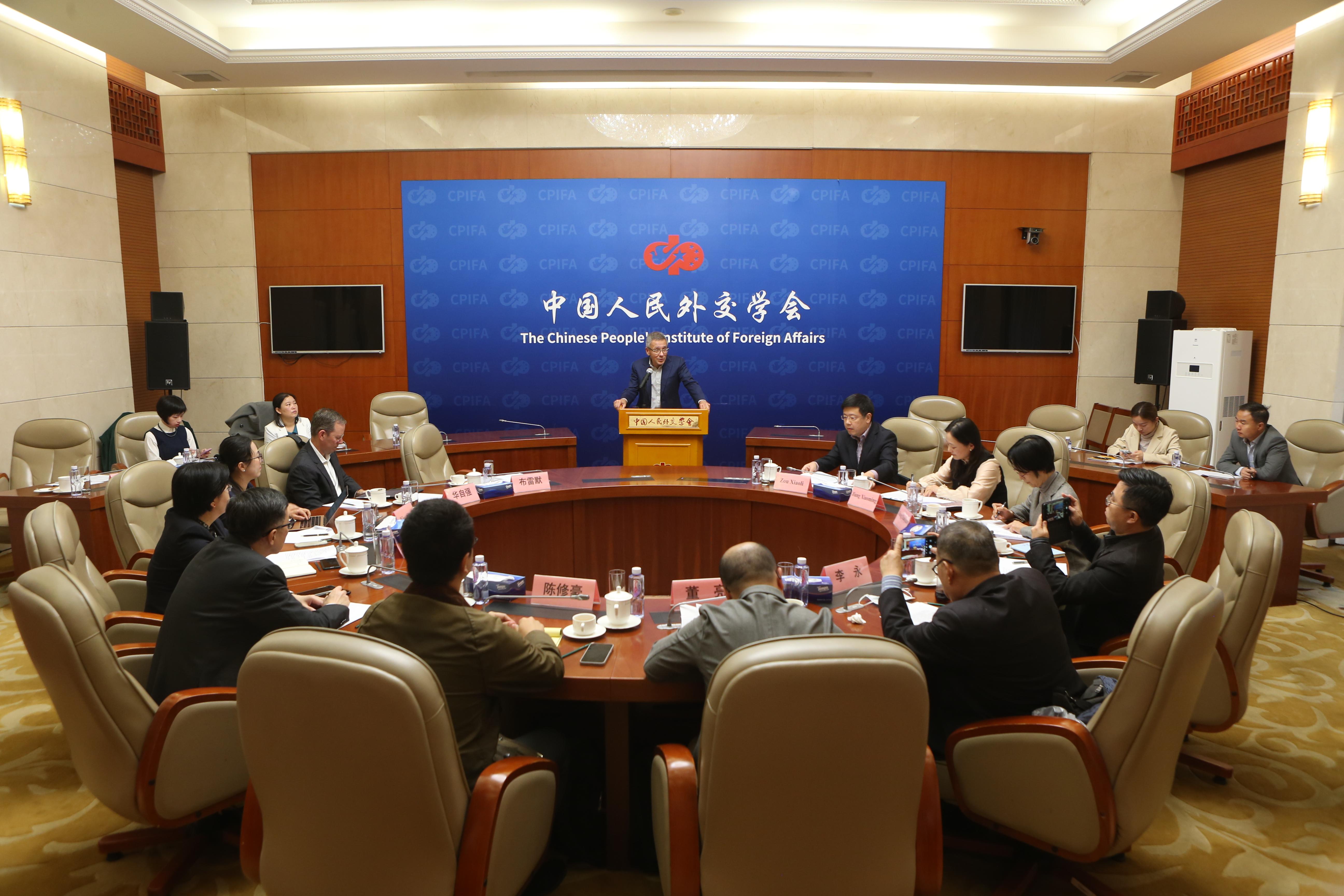 我会组织中方专家学者同美国欧亚集团总裁布雷默座谈